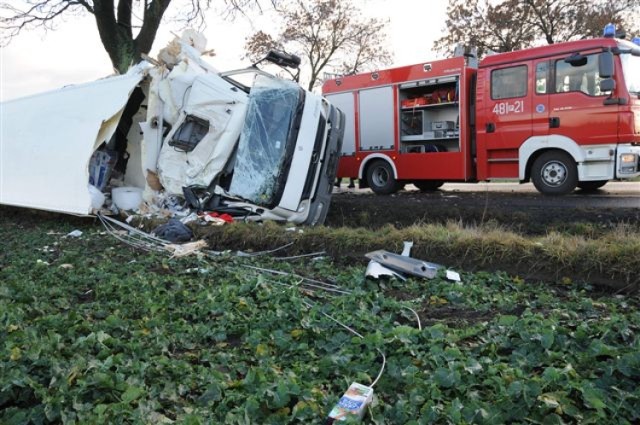 Wypadek pod Czaczem: Ciężarówka uderzyła w drzewo