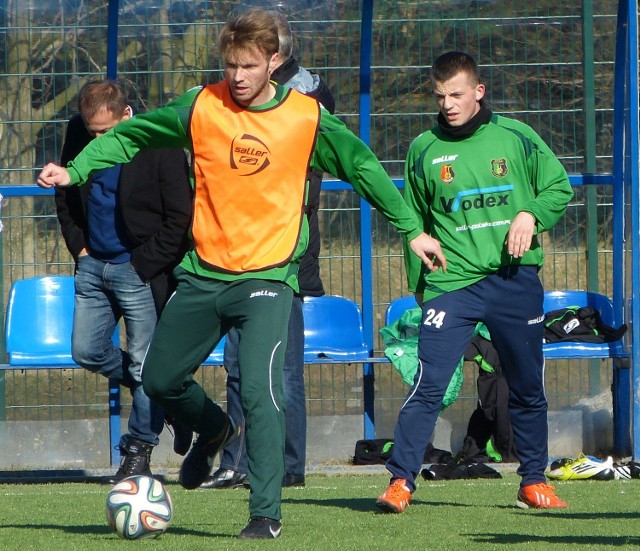 Piłkarze "Stalówki"(z piłką Adrian Bartkiewicz, obok Kamil Jakubowski) rozegrają sparing z KSZO Ostrowiec Świętokrzyski.