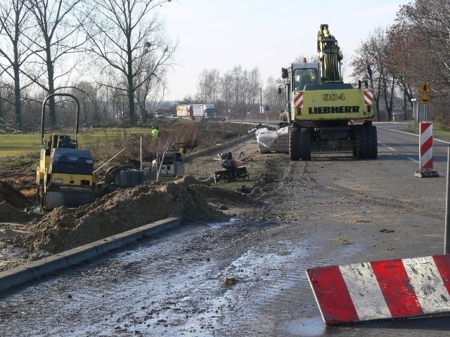 Do 15 grudnia chodniki powstaną  w miejscowości Siedleszczany  oraz  Suchorzów na trasie Tarnobrzeg -Mielec. 