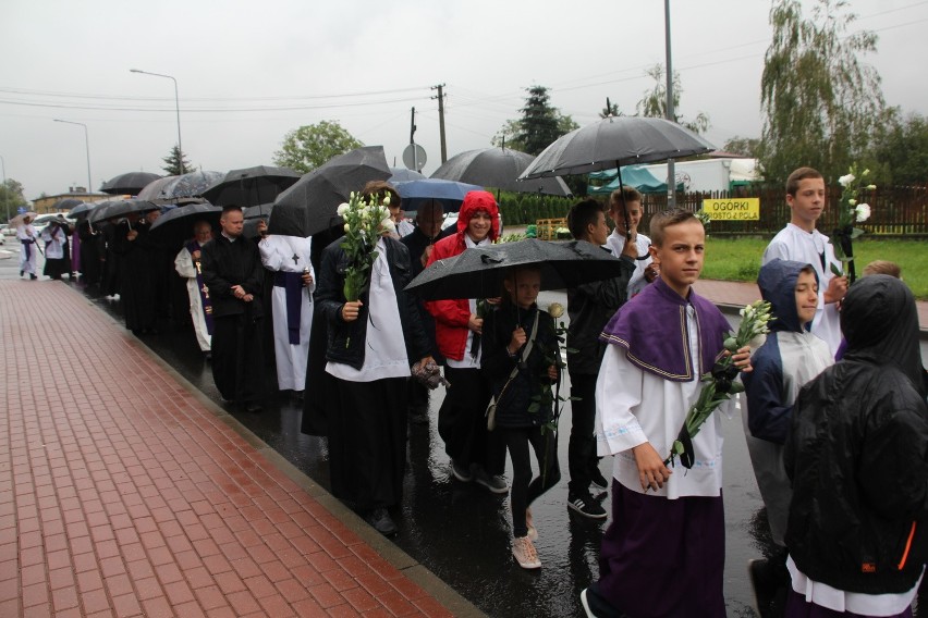 Pogrzeb księdza Józefa Szulika:Setki parafian żegnały byłego proboszcza z Rogoźnej [ZDJĘCIA]