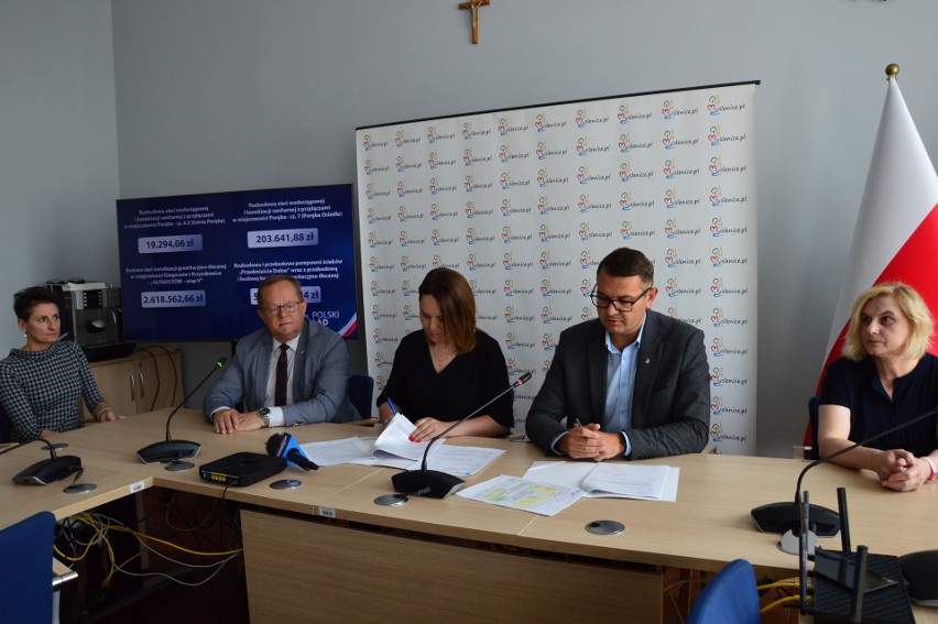 Podpisanie umowy pomiędzy gminą Myślenice a wykonawcą...