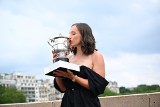 Magiczne zdjęcia Igi Świątek w Paryżu. Tak wyglądała oficjalna sesja mistrzyni French Open