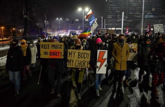 Po opublikowaniu wyroku Trybunału Konstytucyjnego w sprawie aborcji politycy PiS starali się nieco ostudzić emocje panujące w społeczeństwie. Próbowała to zrobić również rzeczniczka Ministerstwa Sprawiedliwości, kierowanego przez Zbigniewa Ziobrę. Agnieszka Borowska poinformowała, że kobiety, które urodzą dziecko z wadami letalnymi, mogą liczyć na "osobny pokój i możliwość wypłakania się". Jej słowa wywołały burzę. Teraz rzeczniczka twierdzi, że jej wypowiedź zmanipulowano. CZYTAJ DALEJ NA KOLEJNYCH SLAJDACH >>>