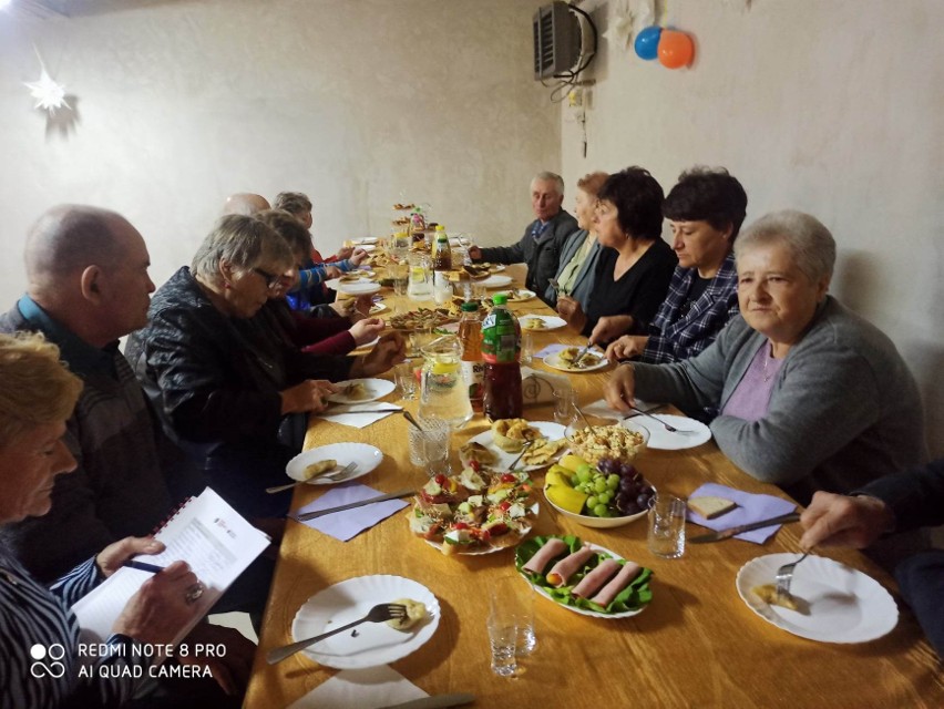 Gospodynie z Wygody zaprosiły do wspólnego stołu seniorów. Podały żur, pierogi i wiele innych smakołyków. Zobacz zdjęcia 