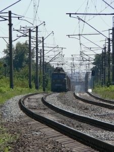 Pusty pociąg osobowy wypadł z torów, utrudnienia w ruchu