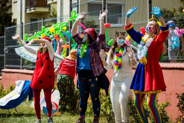 Misją doktorów clownów, czyli wolontariuszy Fundacji, jest niesienie pacjentom szpitali uśmiechu