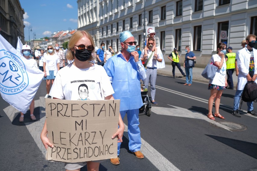 Warszawa: Protest medyków przeciwko zaostrzeniu kar za błędy medyczne [ZDJĘCIA, WIDEO] "Dajcie szansę pacjentom, nie związujcie rąk medykom"