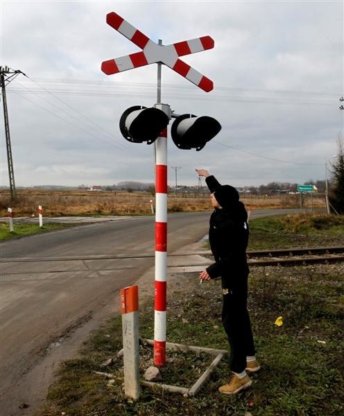 Źle zamontowana sygnalizacja na przejeździe kolejowym