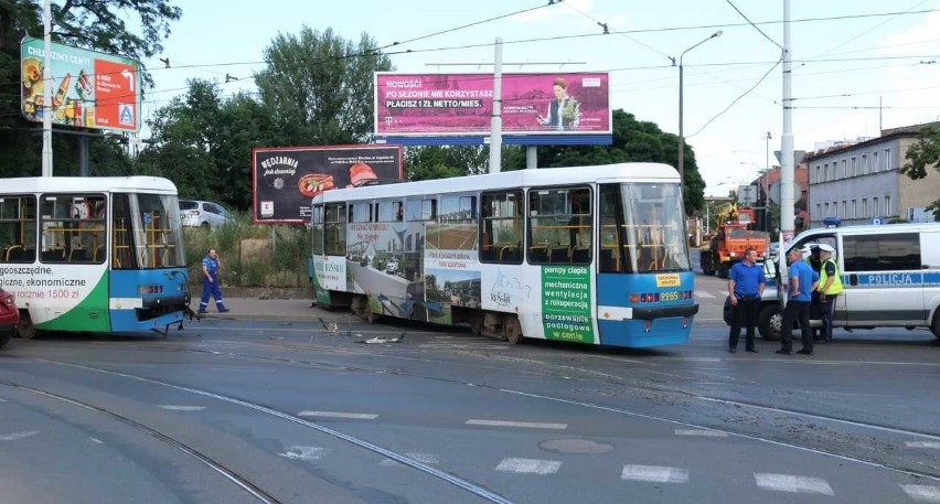 Wykolejenie tramwaju na pl. Powstańców Wielkopolskich. Wagon wjechał na chodnik