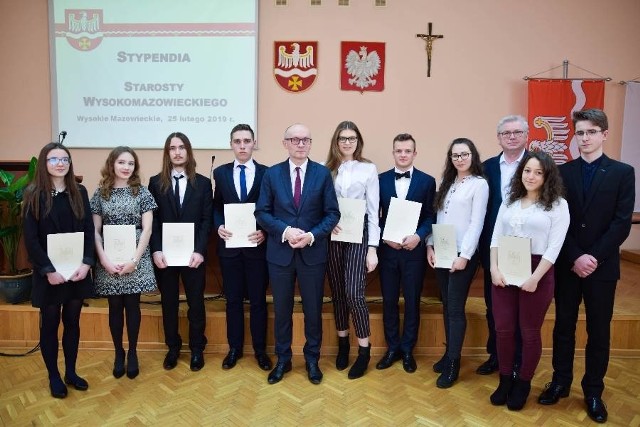 Nagrodę za osiągnięcia w nauce otrzymało 31 uczniów z trzech szkół, prowadzonych przez powiat wysokomazowiecki.