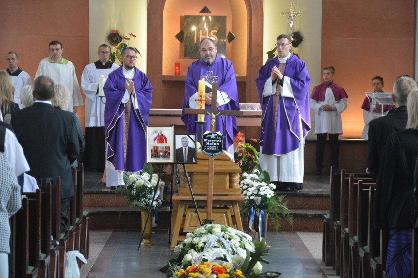 Pogrzeb Pawła Szlasa w Kartuzach. Tragicznie zmarłego radnego pożegnali przyjaciele, rodzina i samorządowcy