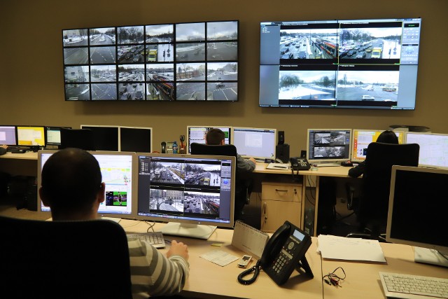 Obrazy z kamer monitoringu miejskiego oglądają policjanci i strażnicy miejscy. W tym roku na razie kamery zarejestrowały prawie 3300 wydarzeń