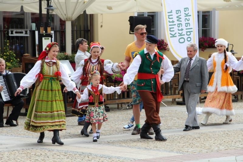 Podlaska Oktawa Kultur. Zespół Kurpie Zielone uczył przechodniów tańców ludowych (zdjęcia, wideo)