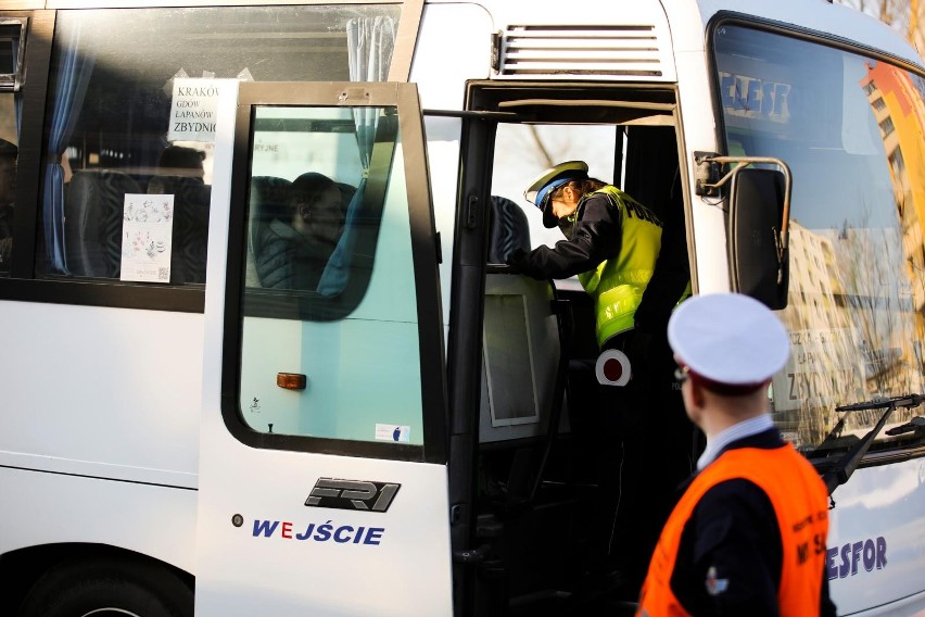 Kontrole autobusów wiozących je na letni wypoczynek. Wykaz...