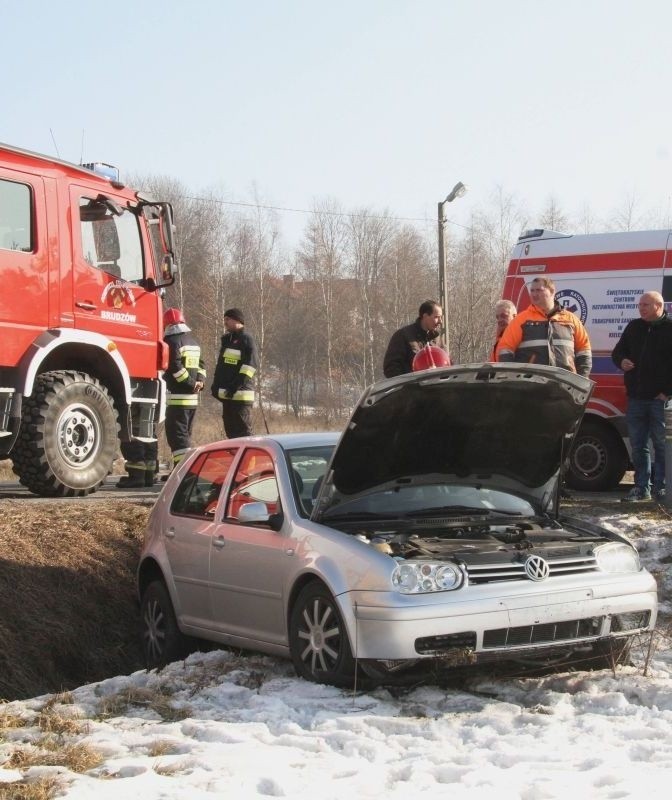 Wypadek w Lisowie. Dwa auta w zaśnieżonym polu, kierowcy ranni 