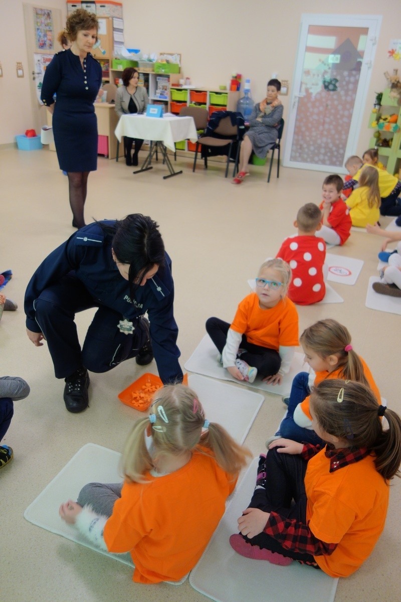 Przedszkolaki z Piotrkowa Kujawskiego sprawdziły się w konkursie o bezpieczeństwie. Pan policjant mówi, że doskonale!