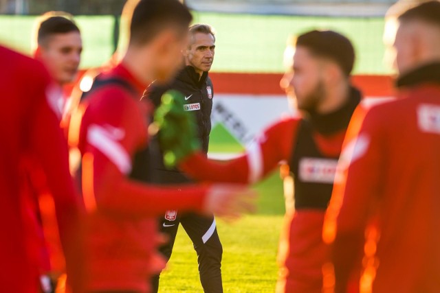 Paulo Sousa jako selekcjoner Polaków zadebiutuje w wyjazdowym meczu z Węgrami. Zadanie ma o tyle utrudnione, że choć rywale obawiają się Roberta Lewandowskiego, to w kadrze pojawił się koronawirus. Jaki skład wystawi Portugalczyk w obliczu nieobecności Mateusza Klicha? Zobacz nasze przewidywania w ustawieniu 1-3-5-2!Uruchom i przeglądaj galerię klikając ikonę "NASTĘPNE >", strzałką w prawo na klawiaturze lub gestem na ekranie smartfonu