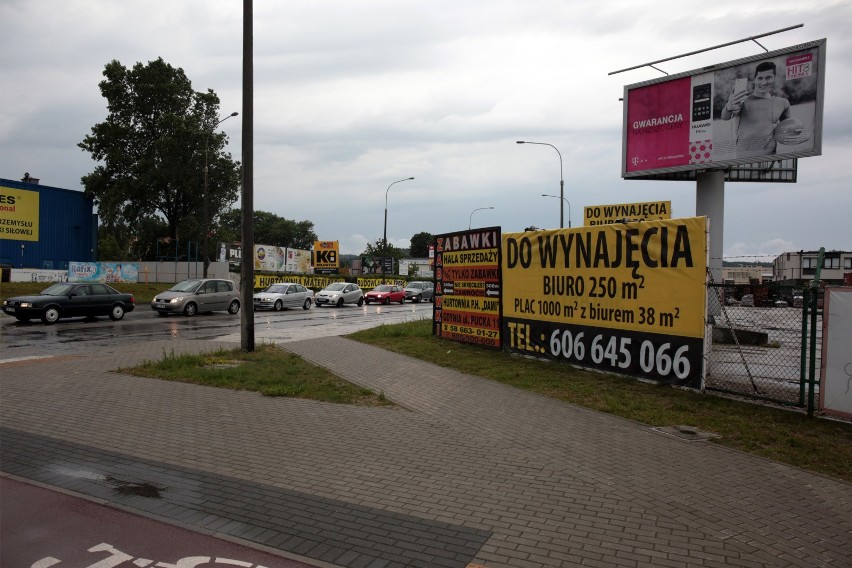 Mieszkańcy Gdyni jeszcze poczekają na zniknięcie reklamowej...