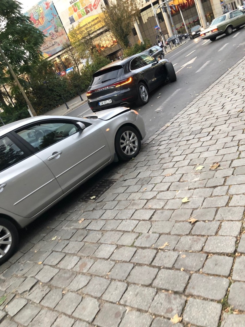 Wypadek z udziałem porsche i mazdy w centrum miasta. Jadąca...