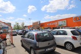 Ludzie ruszyli do marketów budowlanych. Parkingi przy OBI i Castoramie w Kielcach zapełnione. Zobacz zdjęcia