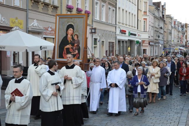 Uczestnicy nabożeństwa przeszli ze śpiewem pieśni o Matce Bożej do katedry.