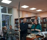 "Jak to na wojence ładnie" - prelekcja Anny Błachuckiej w Małogoszczu. Podczas spotkania można było zobaczyć broń powstańczą (ZDJĘCIA)