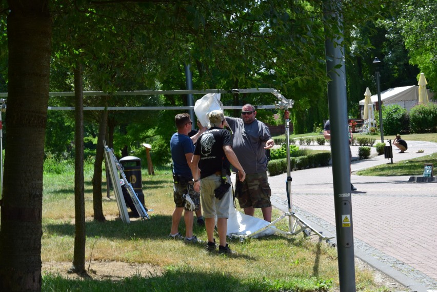 Drugi dzień na planie serialu "Ojciec Mateusz" w Sandomierzu. Zwłoki w parku. Zobaczcie zdjęcia