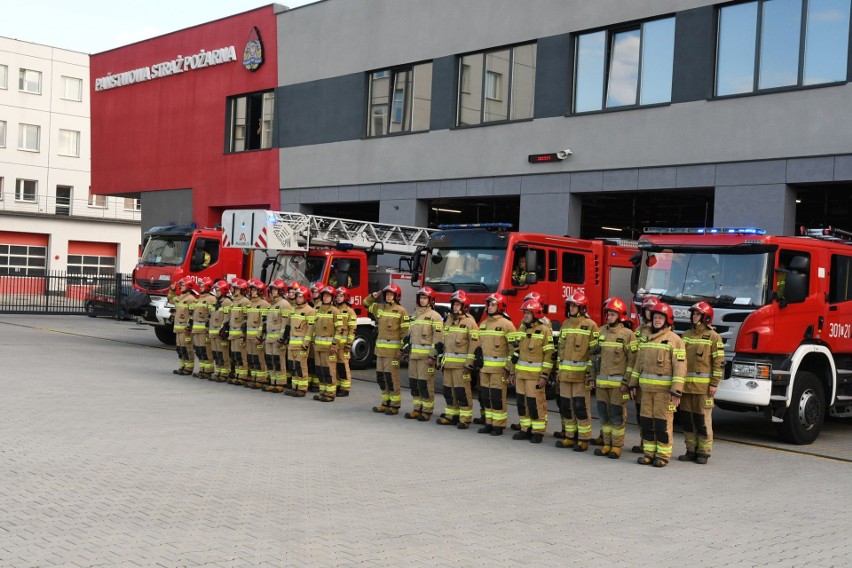 Tak strażacy z Kielc oddać hołd 35-letniemu strażakowi,...