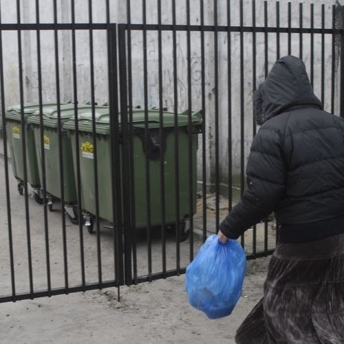 Odgrodzony płotem śmietnik u zbiegu ulic Wileńskiej i Prusa.