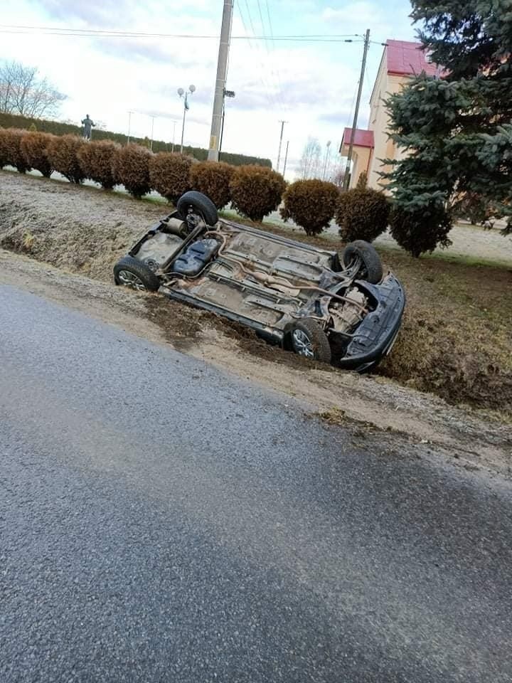 W Buszkowicach kierujący toyotą stracił panowanie nad pojazdem i dachował w przydrożnym rowie [ZDJĘCIA]