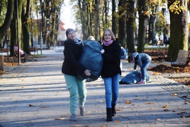 Uczestnicy akcji zgodnie przyznali, że pomagając kasztanowcom w rezultacie pomagają sobie, bo drzewa odwdzięczają się nam dając w zamian czyste, zdrowe powietrze, owoce które cieszą i leczą