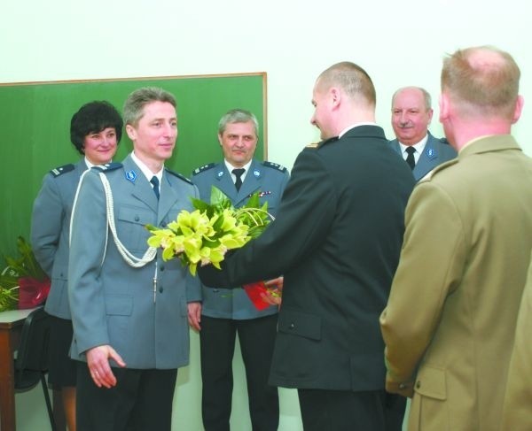 Podinspektor Arkadiusz Bielawski przyjmuje gratulacje od służb mundurowych