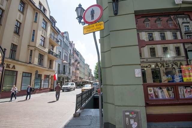 Zakaz ruchu pieszych na Łaziennej budzi kontrowersje. Zdaniem urzędników jest on niezbędny