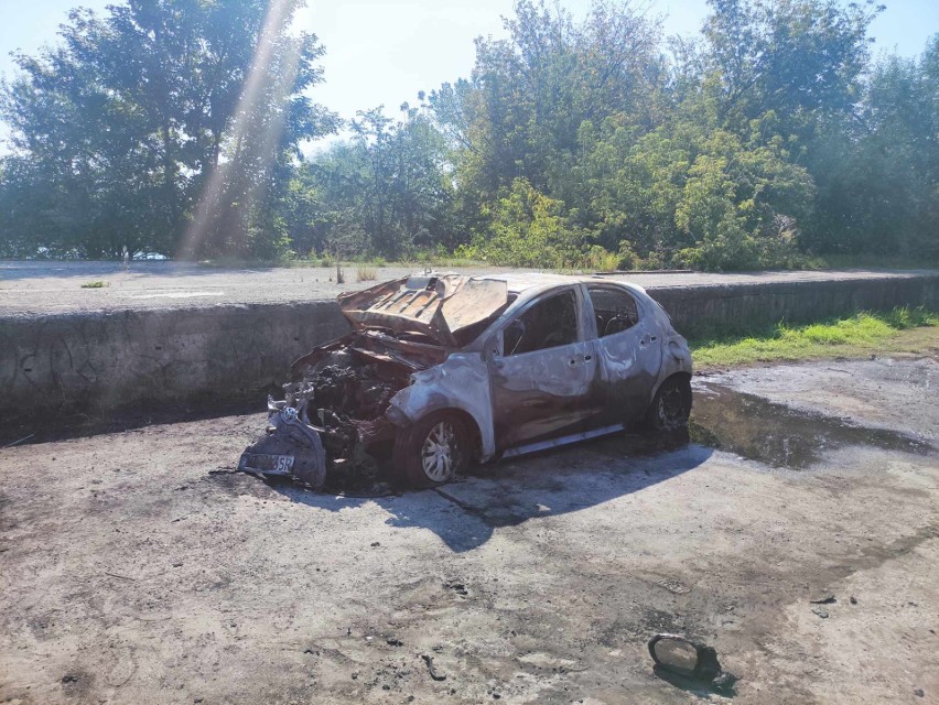 Doszczętnie spalony samochód na ul. Żołnierskiej obok Zalewu...
