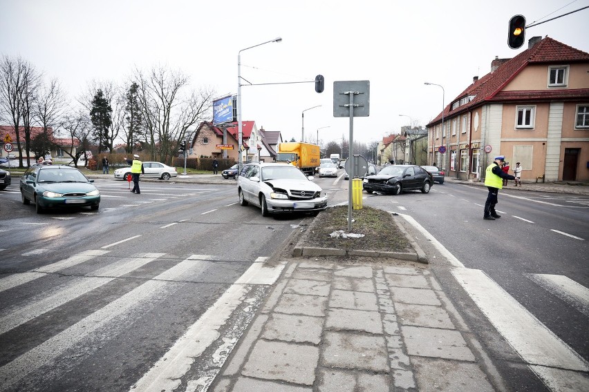 Zderzenie dwóch aut na skrzyżowaniu ulic Szczecińs...