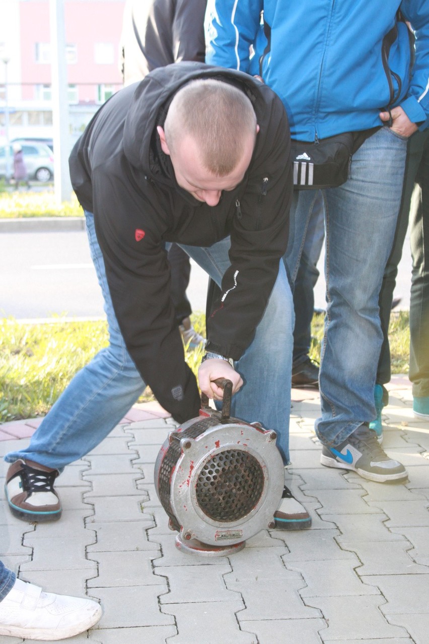 Absolwenci klas górniczych pikietowali przed siedzibą JSW.