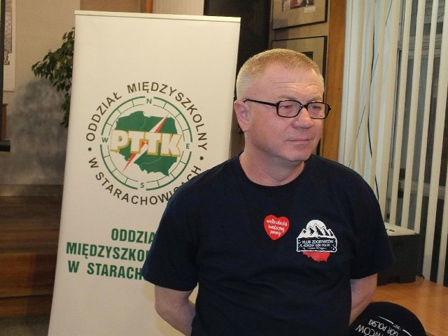 Marcin Maruszak, przewodnik świętokrzyski, podczas spotkania w Miejskiej Bibliotece Publicznej w Starachowicach