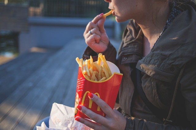 Oto kalorycznych produktów z McDonalds. Zobacz kalorie burgerów, wrapów, tostów i frytek na kolejnych slajdach >>>>>