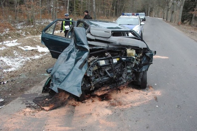 Udało się zatrzymać 22 latka, który 18 marca tego roku spowodował wypadek drogowy na odcinku Sianów &#8211; Ratajki i zbiegł z miejsca zdarzenia. Jedna osoba poszkodowana w tym zdarzeniu nadal przebywa w stanie ciężkim w szpitalu.