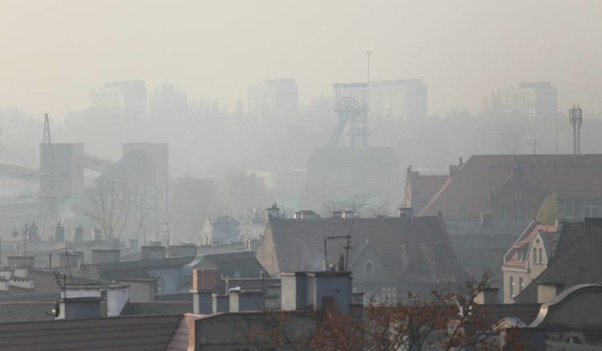 W których miastach po 13.00 stężenie pyłów PM10 przekroczyło...