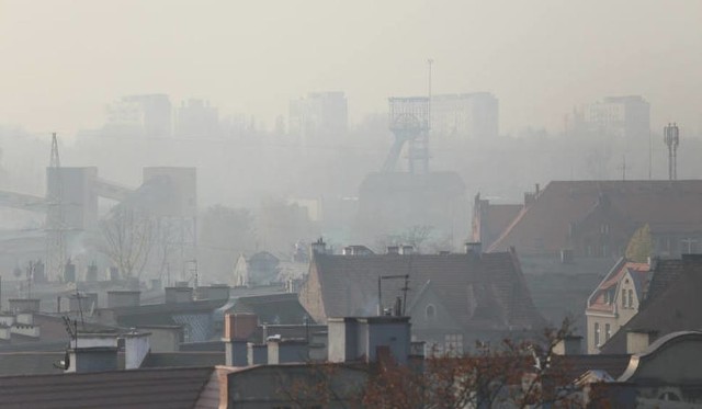 W których miastach po 13.00 stężenie pyłów PM10 przekroczyło normy?