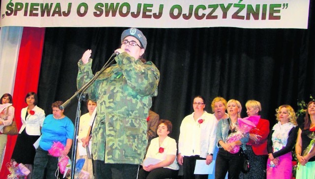 Śpiewa Barbara Lechowicz, za nią inni laureaci i organizatorzy festiwalu