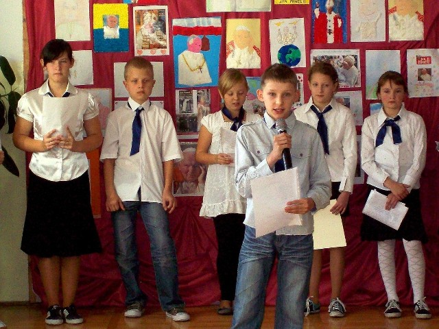 Uczniowie szkoły w Lubieni prezentują program poświęcony Naszemu Papieżowi, Janowi Pawłowi II.