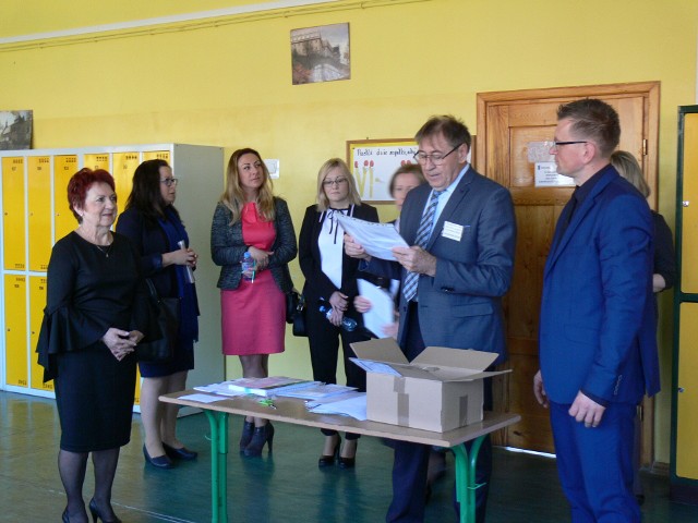 Waldemar Gosek dyrektor Szkoły Podstawowej nr 1 w Sandomierzu rozdziela testy na poszczególne grupy.