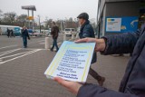 W ramach protestu NSZZ „Solidarność” przeprowadziła akcję ulotkową przed sklepem Castorama w Bydgoszczy
