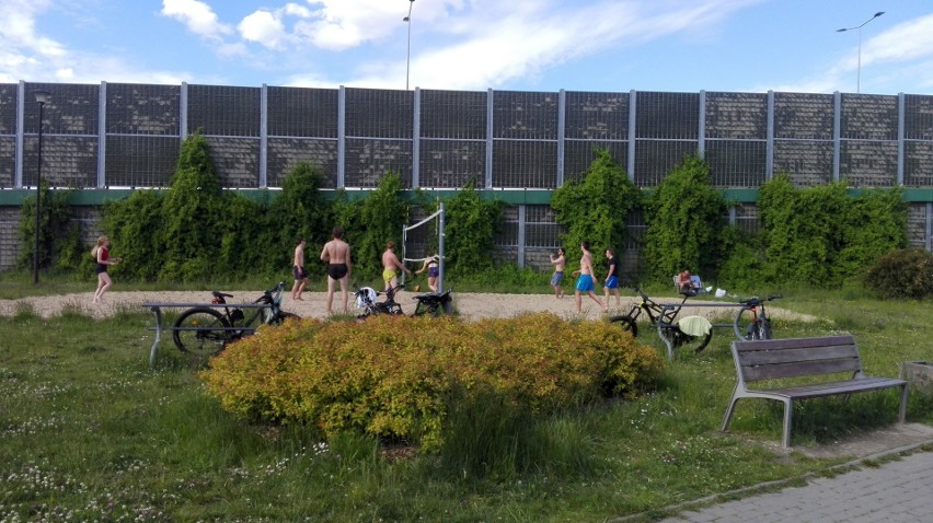 6.06.2020 r. Dolina Trzech Stawów w Katowicach. Mieszkańcy...