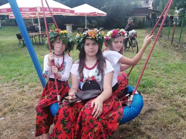 Od lewej: Gabrysia, Zosia, Amelia uczennice Szkoły Podstawowej w Niedźwicach, uczestniczki ubiegłorocznej imprezy w pięknych wiankach