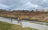 Rzeka pod Wrocławiem przekroczyła stany alarmowe. Hydrolodzy prognozują: wody będzie przybywać