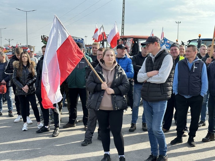 Protest rolników na węźle drogowym w Jedlance w gminie Jedlińsk. Ekspresowa "siódemka" była zablokowana