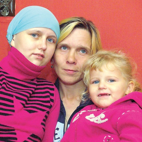 Weronika ze swoją mamą, Renatą oraz młodszą siostrą Wiktorią.